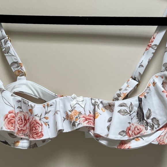 We wore what ruffle floral bikini top size small - Picture 3 of 4